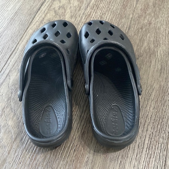 NEW! NOTHINZ SHOES JUNIORS/BIG KID CLOGS | black | Size J6 L8 unisex - Picture 4 of 12